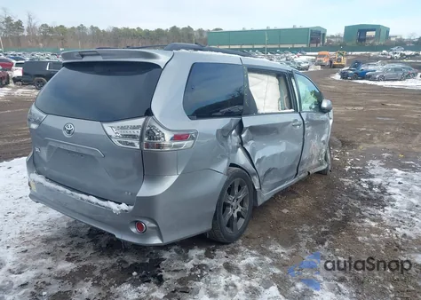 2015 Toyota Sienna Se 8 Passenger z USA, uszkodzony, nr VIN 5TDXK3DC8FS545674